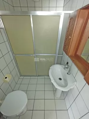 Banheiro da piscina e área de festa