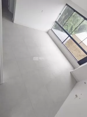 Sala, sacada integrada, churrasqueira