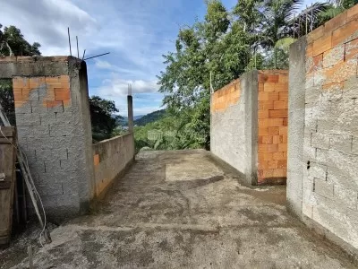 Cozinha e sala com sacada
