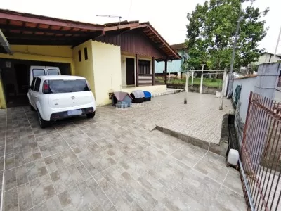 Fachada da casa com garagem