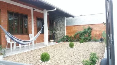 Fachada da casa e Jardim