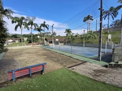 Vista da quadra poliesportiva e salão