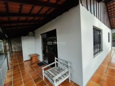 varanda da frente e lateral da casa