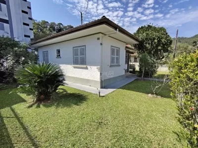 Fachada da casa com jardim
