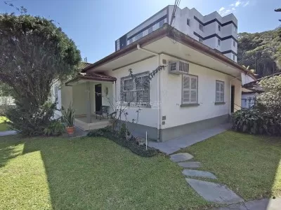 Fachada da casa com jardim