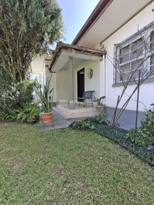 Fachada da casa com a varanda