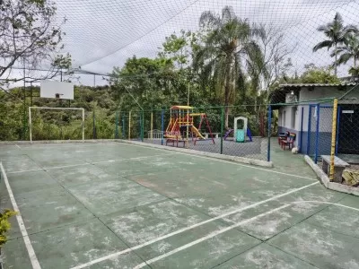 Quadra poliesportiva e playground