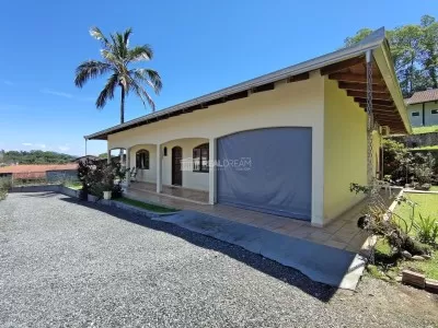 Fachada da casa e garagem