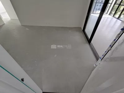 Sala e acesso a sacada