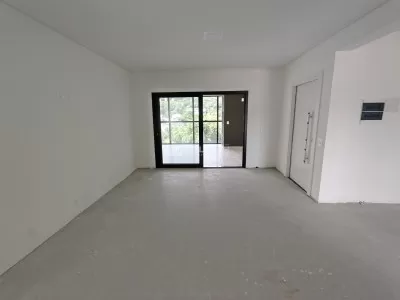 Sala e acesso a sacada