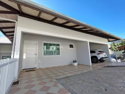 Fachada da casa e garagem