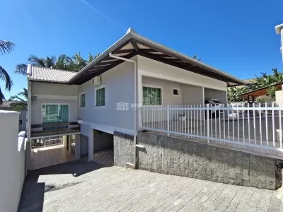 Fachada da casa e garagem