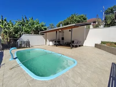 Piscina e Área de Festas