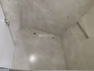 Banheiro da suíte da piscina