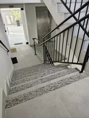 Hall do prédio, elevador e escada