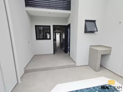 piscina, banheiro e cozinha
