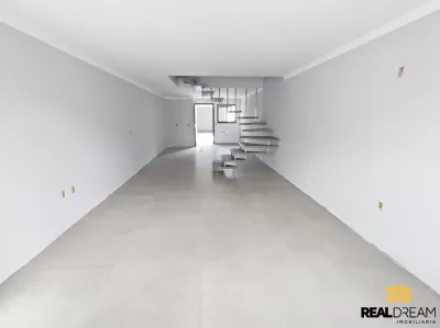 Sala, escada copa e cozinha