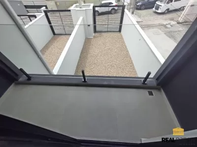 Sacada da suíte e estacionamento