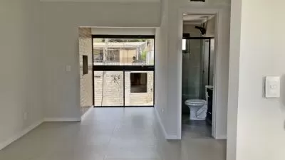 Sala de estar, sacada integrada e banheiro social