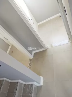 Acesso a escada, banheiro e área de serviço
