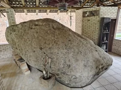 Pedra na área de festas