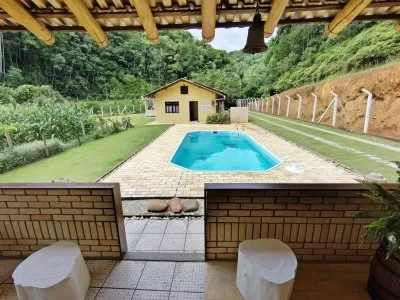 Piscina e casa