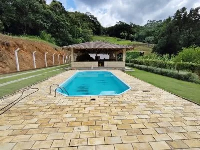 Piscina e área de festas